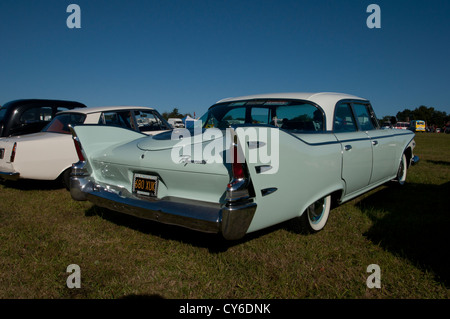 Un classico americano, la Plymouth Belvadere 4 porta Berlina, orgogliosamente mostrato fuori ad un auto classica e Fiera di vapore Foto Stock