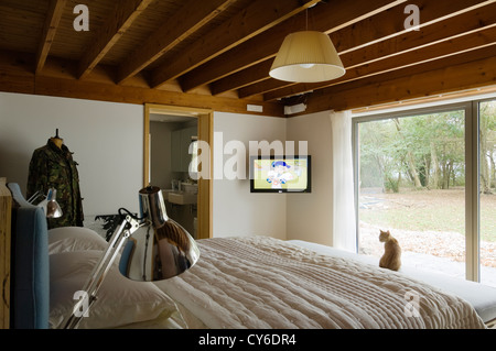 Camera da letto con travi a soffitto in legno Foto Stock