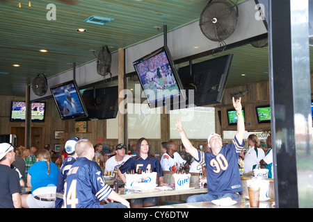 American Football NFL gli appassionati di sport in un bar sport guardando il gioco florida usa Foto Stock