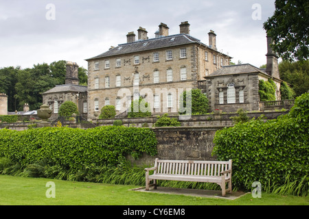 Pollok House con panchina da giardino Foto Stock