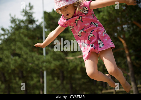 Ragazza carina è catturata su telecamera durante il salto Foto Stock