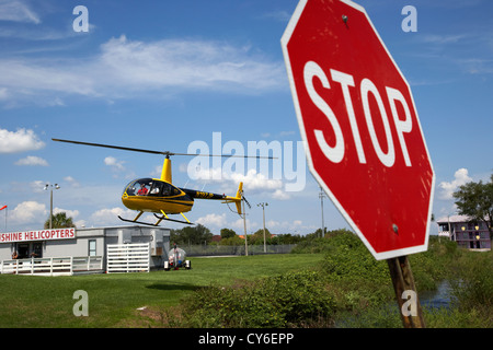 Luce turistica di atterraggio per elicotteri dietro il segno di stop kissimmee florida usa Foto Stock