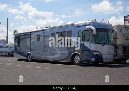 Grandi Autocaravan Camper in vendita su un lotto in Florida usa Foto Stock