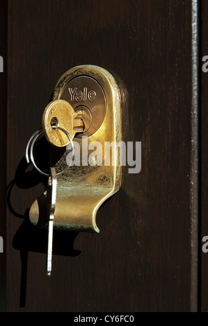Una chiave in una serratura Foto Stock
