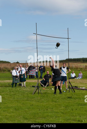 Peso sopra la barra della concorrenza a giochi delle Highland in Mey, Caithness Foto Stock