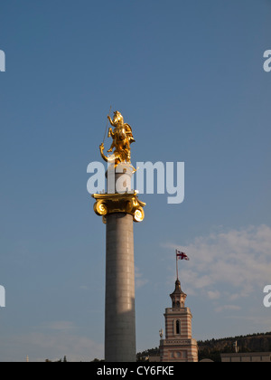San Giorgio e il Drago statua dorata di Tbilisi la Piazza della Repubblica Foto Stock