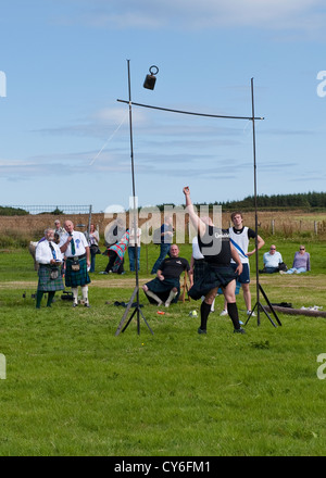 Peso sopra la barra della concorrenza a giochi delle Highland in Mey, Caithness Foto Stock