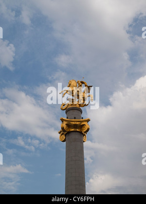 San Giorgio e il Drago statua dorata di Tbilisi la Piazza della Repubblica Foto Stock