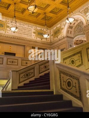 Chicago, Illinois: scalone che porta a Preston Bradley Hall in Chicago Cultural Center Foto Stock