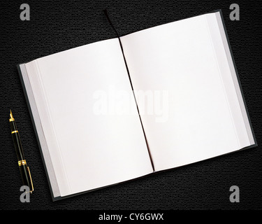 Blank libro aperto con la penna nera . Foto Stock