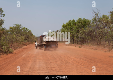 4x4 veicolo e il rimorchio alla guida di una non sigillata strada ondulato nel Territorio del Nord, l'Australia Foto Stock