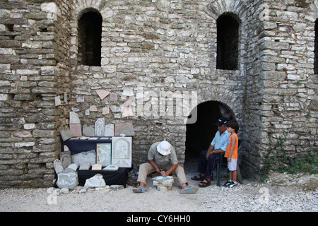 Stone Mason rendendo le foto ricordo presso il castello di Argirocastro in Albania Foto Stock