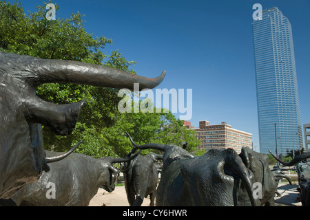 TEXAS LONGHORN SHAWNEE TRAIL Cattle Drive Sculpture (©ROBERT estati 1994) PIONEER PLAZA Downtown Dallas Texas USA Foto Stock