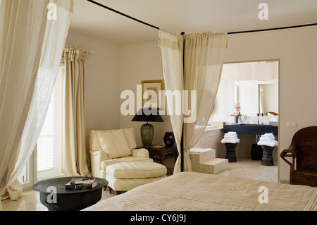 Stile moresco hotel portoghese con beach bar e ristorante stella Michelin sulla costa di Algarve Foto Stock