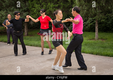 Il popolo cinese danza presso il Tempio del Paradiso Parco durante l'estate a Pechino in Cina Foto Stock