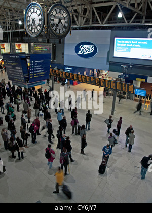 Interno del rinnovato di recente la stazione di Waterloo mostra concourse, Waterloo, London, England, Regno Unito Foto Stock