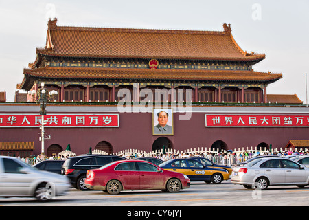 Piazza Tian an men del cancello o della porta della pace celeste con il traffico a Pechino in Cina Foto Stock