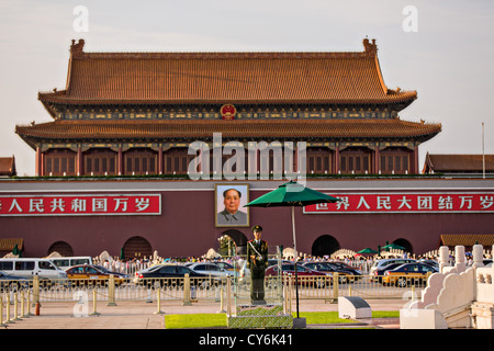 Una guardia di PLA si erge a Piazza Tian an men del cancello o della porta della Pace Celeste a Pechino in Cina Foto Stock