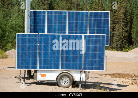 Illuminazione solare a un tar sands miniera. Foto Stock