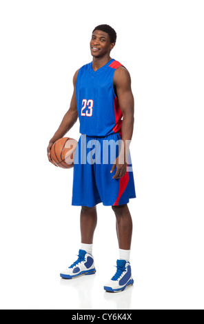 Un americano africano giocatore di basket tenendo una palla da basket su sfondo bianco Foto Stock