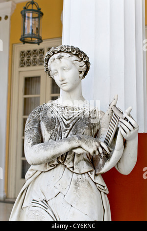 Palazzo Achilleion presso l'isola di Corfù in Grecia. Il palazzo Achilleion è famosa per le sue classiche temi mitologici statue Foto Stock