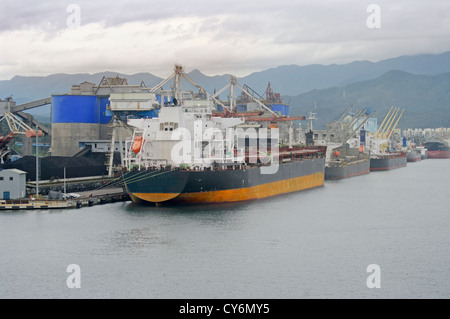 Grandi navi mercantili in un trafficato porto porto durante il caricamento di chimica di carichi alla rinfusa Foto Stock