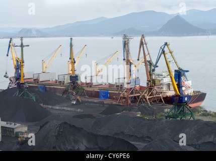 Navi sotto carico nel porto Nachodka Russia Foto Stock