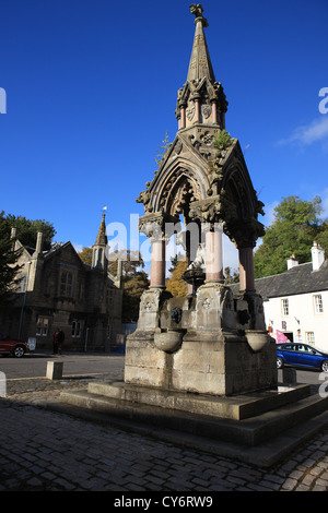 Dunkeld Perhshire - Atholl Memorial fontana situata presso la croce o Town Square Foto Stock