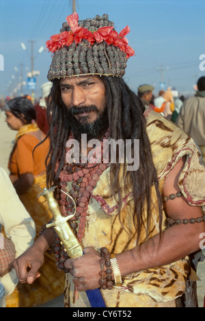 Seguace del Juna Akhara con la spada in processione sul Basant Panchmi giornata balneare, Maha Kumbh Mela 2001, Allahabad, Uttar Pradesh, India Foto Stock