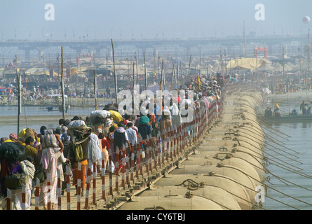 Pellegrini in cammino attraverso un pontone ponte che attraversa il fiume Gange, Maha Kumbh Mela 2001, Allahabad, Uttar Pradesh, India Foto Stock