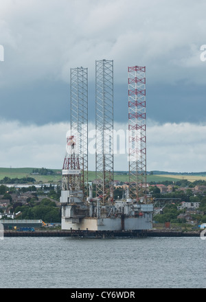 Industria petrolifera piattaforma di perforazione sotto manutenzione a Dundee docks, Scozia Foto Stock