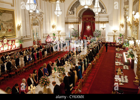 Il Presidente Usa Barack Obama e la First Lady Michelle Obama partecipare ad un banchetto di stato ospitato dalla Regina Elisabetta II il 24 maggio 2011 a Buckingham Palace a Londra, Inghilterra. Foto Stock