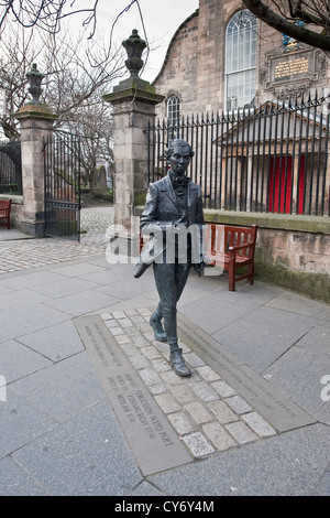 Statua di Robert Fergusson fuori Kirk di Canongate, centro di Edimburgo Foto Stock