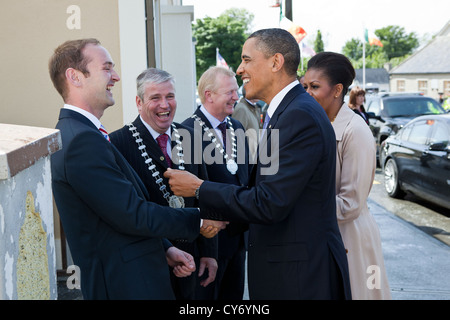 Il Presidente Usa Barack Obama e la First Lady Michelle Obama salutare Henry Healy, il PresidentÕs lontano cugino Maggio 23, 2011 dopo l'arrivo in Moneygall, Irlanda. Il Presidente e la First Lady sono stati accolti favorevolmente anche dal Consigliere Danny Owens, Presidente della Contea di Offaly, e Consigliere John Kennedy, Sedia Tipperary County. Foto Stock