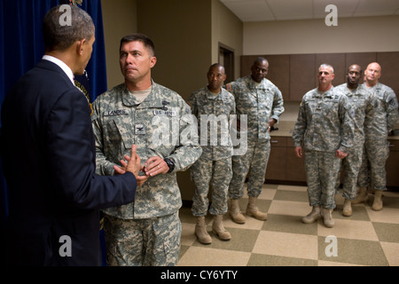 Il Presidente Usa Barack Obama parla con truppe dietro le quinte prima di partecipare a una tavola rotonda a Fort Bliss Agosto 31, 2012 a El Paso, Texas. Il Presidente ha viaggiato a Fort Bliss per contrassegnare i due anni di anniversario della fine della America's missione di combattimento in Iraq. Foto Stock