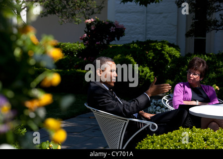 Il Presidente Usa Barack Obama incontra con lo staff senior Maggio 9, 2011 nel Giardino delle Rose della Casa Bianca. Senior Advisor Valerie Jarrett è visibile a destra. Foto Stock