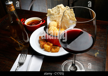 Vino rosso con pane Foto Stock