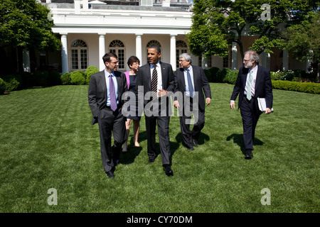 Il Presidente Usa Barack Obama passeggiate attraverso il Giardino delle Rose della Casa Bianca per un incontro all'aperto con lo staff senior Maggio 9, 2011. A piedi con il presidente da sinistra, sono: Senior Advisor David Plouffe, Senior Advisor Valerie Jarrett, Consigliere del Presidente Pete Rouse, e consiglio al Presidente Bob Bauer. Foto Stock