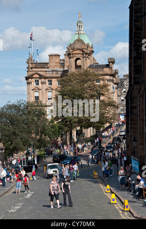 Folle turistiche di fronte al Museo sulla Montagnola sulla North Bank Street. Città Vecchia, Edimburgo, Scozia Foto Stock