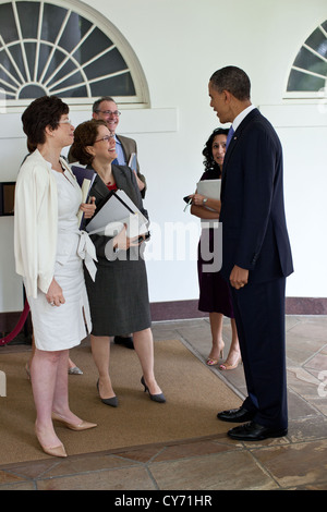 Il Presidente Usa Barack Obama parla con Senior Advisor Valerie Jarrett, direttore degli affari intergovernativi Cecilia Munoz, Vice Direttore della politica nazionale Consiglio Mark Zuckerman e politica di Senior Advisor con la politica nazionale Consiglio Felicia Escobar 3 maggio 2011 sul colonnato della Casa Bianca. Foto Stock