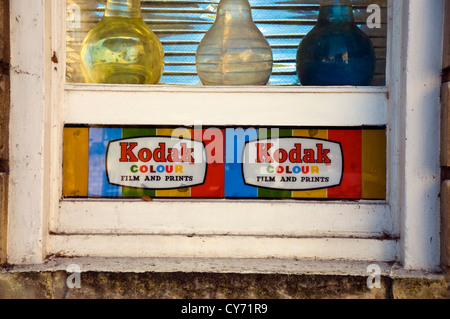 Vecchio annuncio per pellicole Kodak e stampe in una finestra dei farmacisti Foto Stock