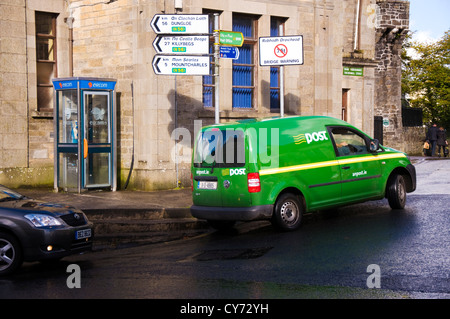 Irish Post van un post e gaelico irlandese segni di lingua Foto Stock
