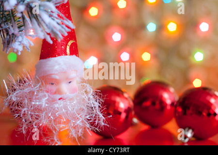 Santa Claus e baubles di Natale colorati sfondo sfocato Foto Stock