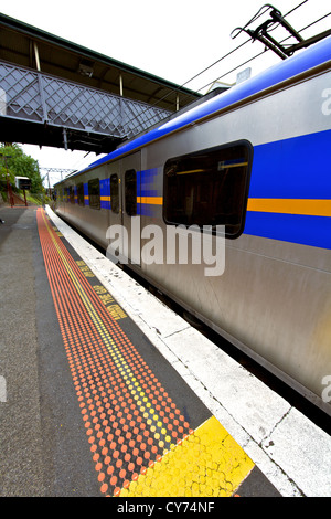 Treno fermo in una stazione Foto Stock