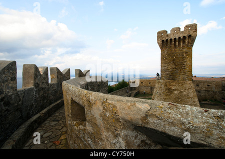 La Rocca del XIV-XV secolo - La torre nella Fortezza di Populonia - Toscana, Italia Foto Stock