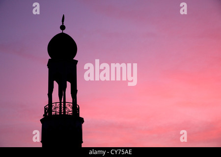 Minareto a Birmingham moschea silhouette al tramonto Foto Stock