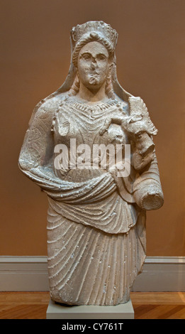 Statua di pietra calcarea di Afrodite holding Eros alato del IV secolo A.C. Cypriot 126 cm Cipro Foto Stock