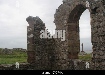 St Dwynwens rovine della chiesa sull isola Llandwynn Anglesey Foto Stock