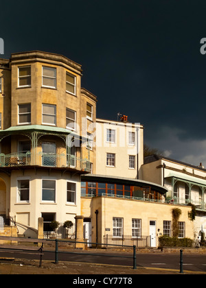 Case in stile georgiano e appartamenti con cielo tempestoso in Clifton sobborgo di Bristol in South West England Regno Unito Foto Stock