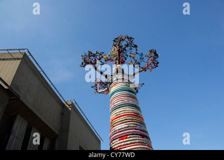 Il Pirata Technics scultura sotto il Baobab installato su Southbank come parte del Festival del mondo festivaLondon REGNO UNITO Foto Stock